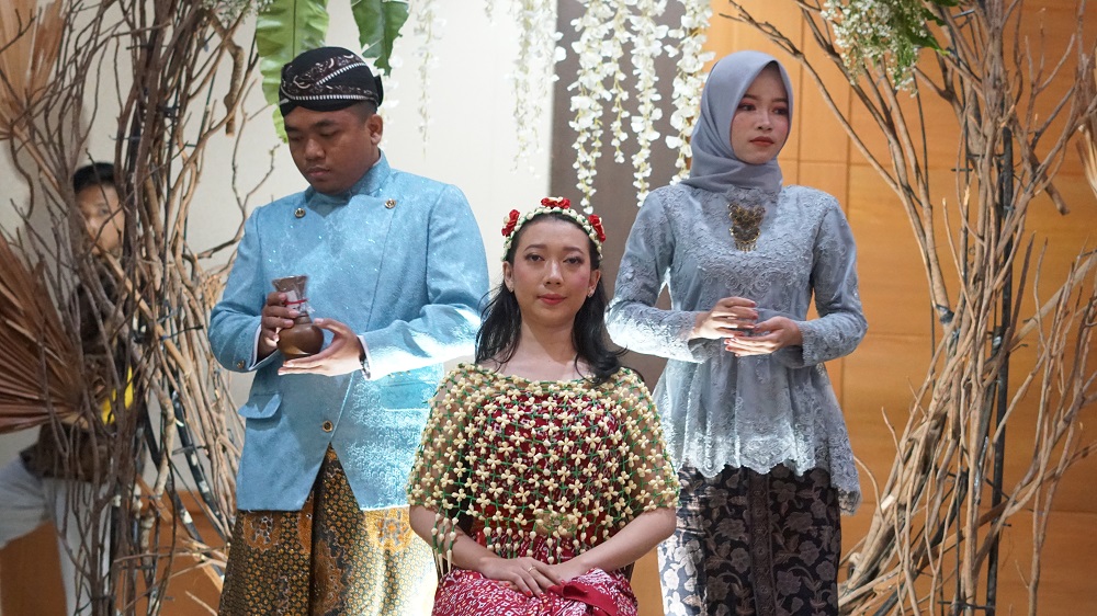 Mahasiswa PBSD Tradisi Jawa